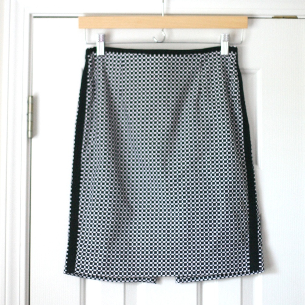 WHBM black and white patterned geometric skirt